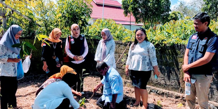 Foto : Penanaman pohon oleh KPPS di Desa Boroko