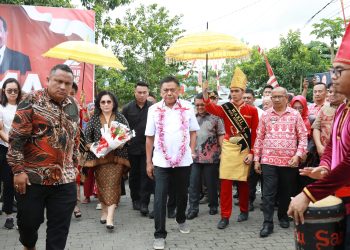 Tiba di Gereja Jemaat GMIBM Dayanan Gogagoman, Gubernur Sulut Olly Dondokambey disambut Pj Wali Kota Kotamobagu Asripan Nani