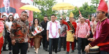 Tiba di Gereja Jemaat GMIBM Dayanan Gogagoman, Gubernur Sulut Olly Dondokambey disambut Pj Wali Kota Kotamobagu Asripan Nani