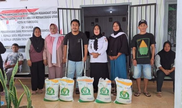 Diserahkan Sangadi, Pemdes Pontodon Timur Salurkan Bantuan CBP bagi 50 KPM