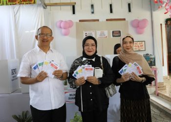 Bersama Keluarga, Pj Wali Kota Asripan Nani Salurkan Hak Pilih di TPS 18 Kotobangon