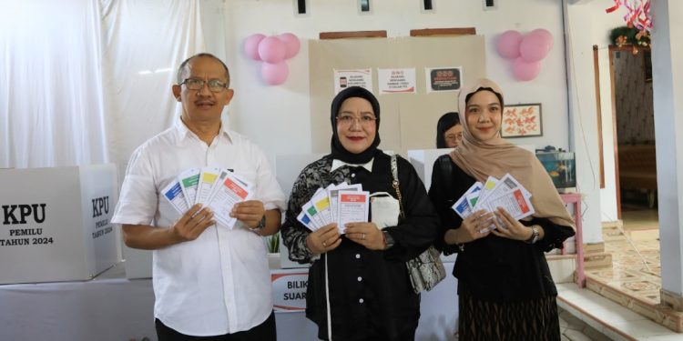 Bersama Keluarga, Pj Wali Kota Asripan Nani Salurkan Hak Pilih di TPS 18 Kotobangon