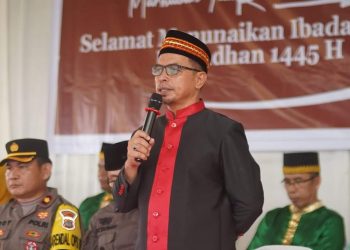 Foto : Pj Bupati Bolmut, Sirajudin Lasena, saat menyampaikan sambutannya dalam tradisi Mopohabaru