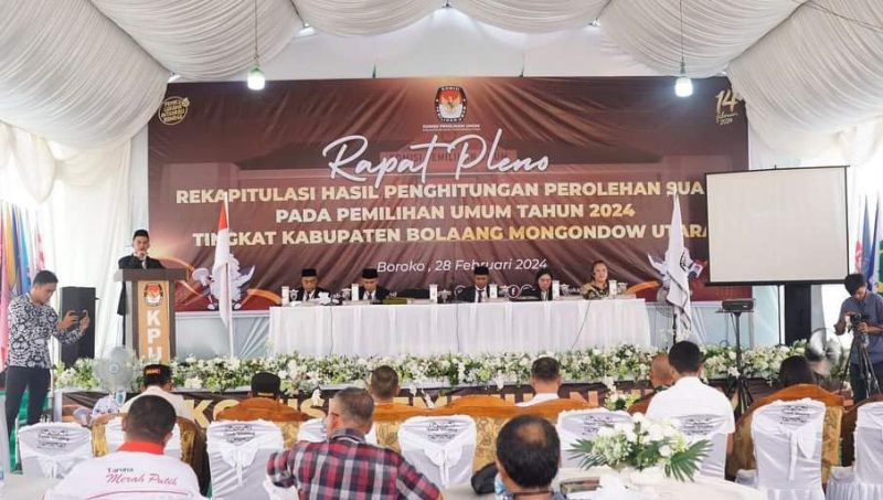 Foto : Tampak suasana Rapat Pleno yang diawali dengan Sambutan Ketua KPUD Bolmut