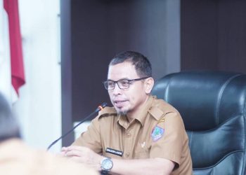 Foto : Pj Bupati Bolmut, Sirajudin Lasena saat memimpin rapat terkait Pasar Senggol