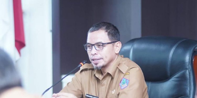 Foto : Pj Bupati Bolmut, Sirajudin Lasena saat memimpin rapat terkait Pasar Senggol