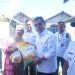 Foto : Pj Bupati Bolmut, Sirajudin Lasena, saat memberikan sembako pada giat pasar murah