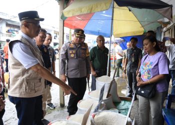 Didampingi Kapolres, Pj Wali Kota Kotamobagu Pantau Stok dan Harga Bapok di Sejumlah Pasar