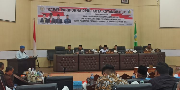 Meiddy Makalalag Pimpin Rapat Paripurna Tutup dan Buka Masa Sidang DPRD
