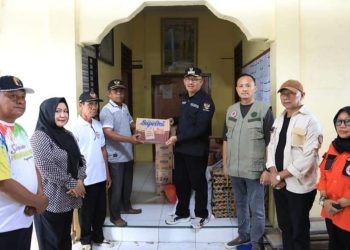 Empati Musibah Banjir di Bolmut, Asripan Nani Boyong OPD Serahkan Bantuan di Sejumlah Desa