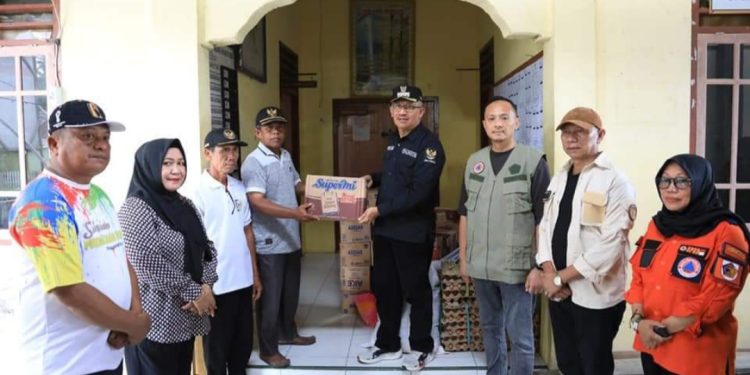 Empati Musibah Banjir di Bolmut, Asripan Nani Boyong OPD Serahkan Bantuan di Sejumlah Desa