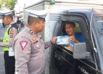 Tingkatkan Kesadaran Berlalulintas, Satlantas Polres Kotamobagu Bagikan Brosur Ops Keselamatan Samrat 2024