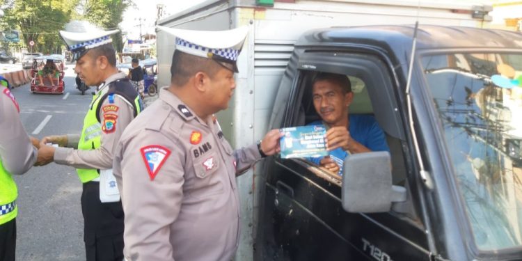 Tingkatkan Kesadaran Berlalulintas, Satlantas Polres Kotamobagu Bagikan Brosur Ops Keselamatan Samrat 2024