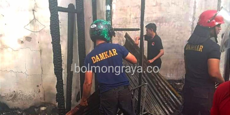 Kerahkan 4 Unit Mobil Damkar, Personil Damkar Kotamobagu Atasi Kebakaran di Desa Poyowa Kecil