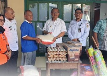 Asripan Nani Serahkan Bantuan Korban Terdampak Kebakaran di Desa Poyowa Kecil
