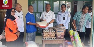 Asripan Nani Serahkan Bantuan Korban Terdampak Kebakaran di Desa Poyowa Kecil