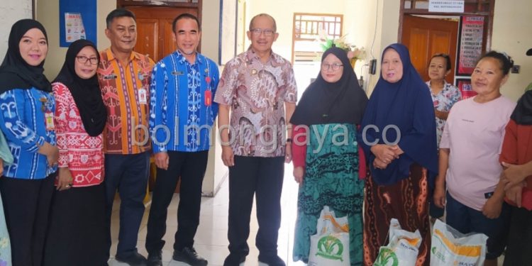 Pj Wali Kota Kotamobagu Serahkan Langsung Bantuan CBP di Kelurahan Kotobangon