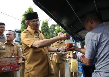 Turun Langsung Ke Jalan, Asripan Nani Bagi-bagi Takjil ke Masyarakat Kotamobagu