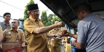 Turun Langsung Ke Jalan, Asripan Nani Bagi-bagi Takjil ke Masyarakat Kotamobagu