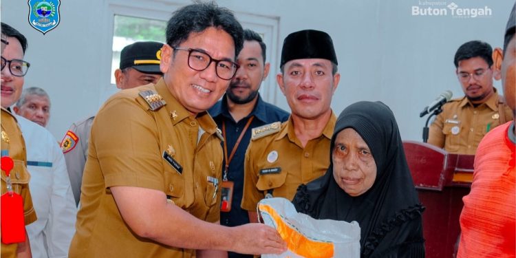 Andi Yusuf Salurkan Bantuan Pangan