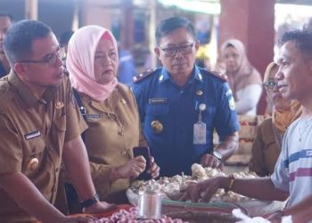 Foto : Pj Bupati Bolmut, Sirajudin Lasena bersama OPD saat meninjau pasar rakyat Boroko
