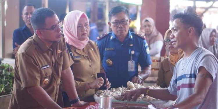 Foto : Pj Bupati Bolmut, Sirajudin Lasena bersama OPD saat meninjau pasar rakyat Boroko