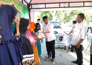Foto : Presidium KAHMI Bolmut, Sirajudin Lasena dan Arter Datunsolang saat menyerahkan sembako