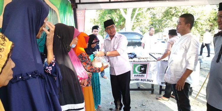 Foto : Presidium KAHMI Bolmut, Sirajudin Lasena dan Arter Datunsolang saat menyerahkan sembako