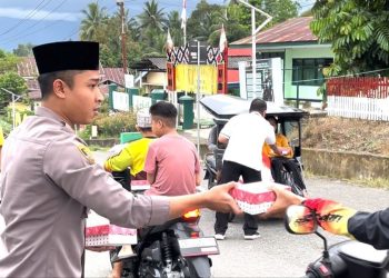 Berkah Ramadan, Polsek Kotamobagu Utara Bagi Takjil Untuk Masyarakat