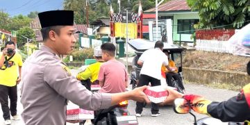 Berkah Ramadan, Polsek Kotamobagu Utara Bagi Takjil Untuk Masyarakat