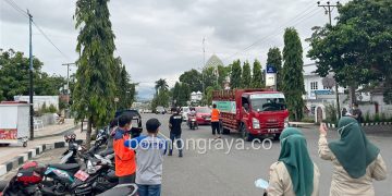 Dampak Sebaran Abu Vulkanik Gunung Ruang, BPBD Kotamobagu Bagi-bagi Masker Gratis
