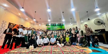 Foto : KAHMI dan HMI Bolmut saat foto di lokasi buka bersama