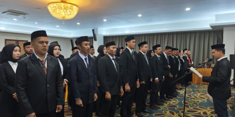 Foto : Saat Ketua KPUD Bolmut, Zamaludin Djuka, melantik 30 PPK pada enam kecamatan