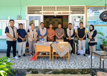 Foto : Ketua Bawaslu Bolmut, Abdul Muin Wengkeng, yang didampingi Ketua KPUD Bolmut, Zamaludin Djuka. Saat mengawasi pelaksanaan tes tertulis di Kecamatan Pinogaluman