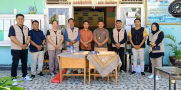 Foto : Ketua Bawaslu Bolmut, Abdul Muin Wengkeng, yang didampingi Ketua KPUD Bolmut, Zamaludin Djuka. Saat mengawasi pelaksanaan tes tertulis di Kecamatan Pinogaluman