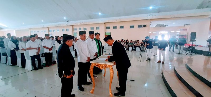 Foto : Prosesi penandatangan Pakta Integritas oleh Ketua KPUD Bolmut dan perwakilan PPS yang dilantik