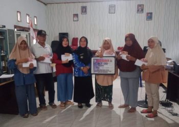 Imelda Pasambuna Serahkan BLT DD 44 Penerima di Desa Pontodon Timur