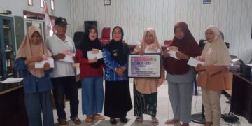 Imelda Pasambuna Serahkan BLT DD 44 Penerima di Desa Pontodon Timur