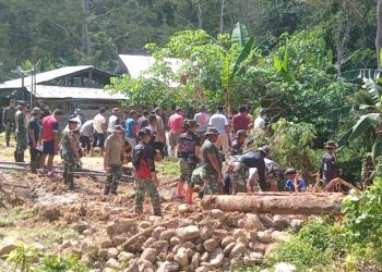 Hari ke Dua, Satgas TMMD dan Masyarakat Fokus Bangun Plat Duiker Jalan Perkebunan