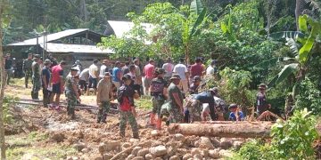 Hari ke Dua, Satgas TMMD dan Masyarakat Fokus Bangun Plat Duiker Jalan Perkebunan