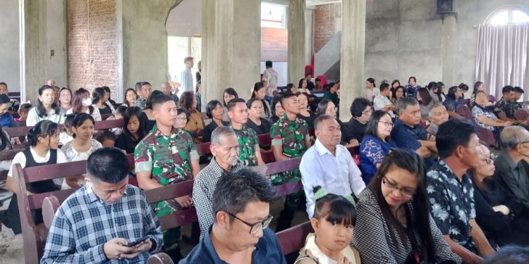 Wujud Kebersamaan, Satgas TMMD  Kodim 1303/Bolmong Berbaur Dengan Jemaat Dalam Ibadah Minggu