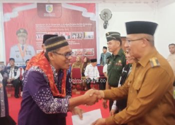 Diserahkan Asripan Nani, JCH Kotamobagu Terima Bantuan Uang Saku Tiga Juta per Jamaah