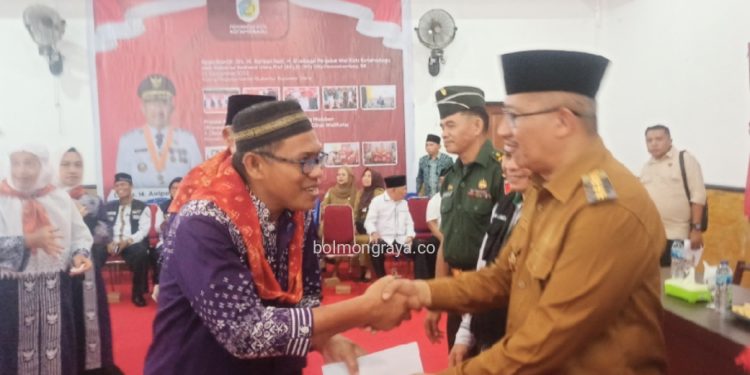 Diserahkan Asripan Nani, JCH Kotamobagu Terima Bantuan Uang Saku Tiga Juta per Jamaah