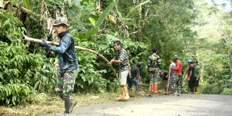 Wujud Nyata Kemanunggalan, Satgas TMMD Bangun Pipanisasi Air Bersih Warga Desa Modayag Tiga