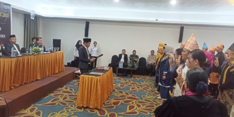 Ketua KPU Boltim Rusmin Mamonto Lantik 35 PPK untuk Pilkada 2024