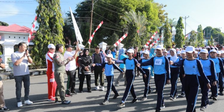 Dilepas Asripan Nani, Lomba Gerak Jalan Tingkat SD dan SMP se Kotamobagu Diikuti 86 Regu