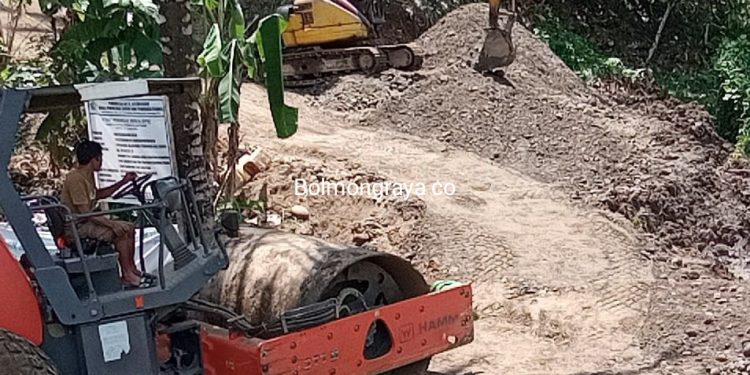 Pastikan Tuntas Sesuai Target, Proyek Pekerjaan Jalan Masuk Raja Tadohe Terus Dipacu
