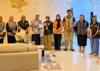 Foto : Pj Bupati Bolmut, Sirajudin Lasena usai dicoklit dan berfoto bersama jajaran KPUD Bolmut