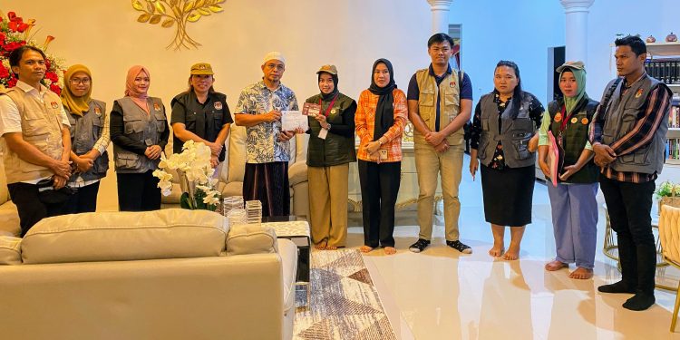 Foto : Pj Bupati Bolmut, Sirajudin Lasena usai dicoklit dan berfoto bersama jajaran KPUD Bolmut