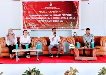 Foto : Ketua bersama Anggota KPUD Bolmut saat membuka kegiatan rapat koordinasi